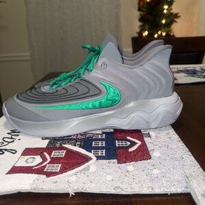 Nike Giannis Inmortality 4 men’s sneakers pre-owned no box !!